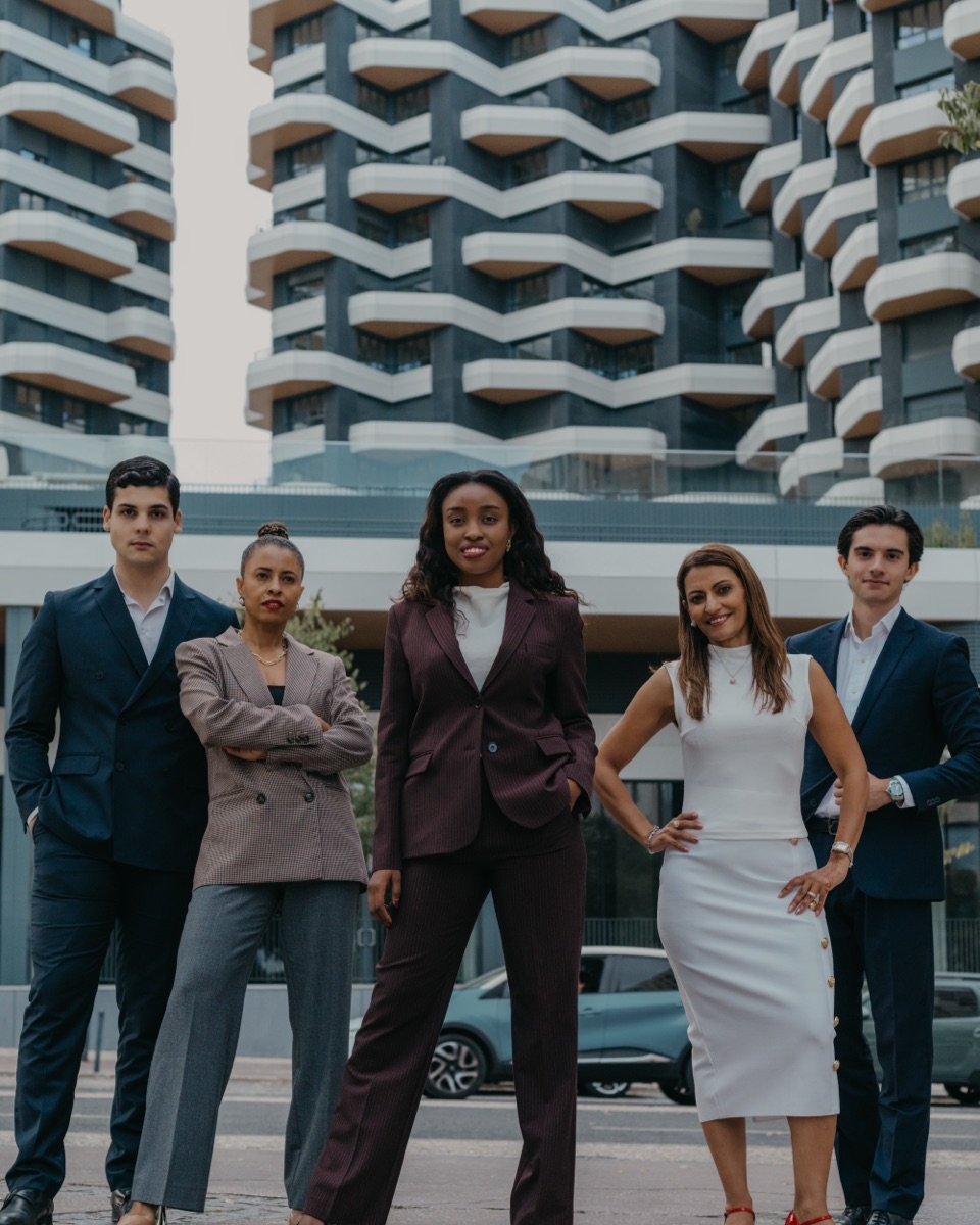 Equipa Felipe Dantas em frente a empreendimento de luxo